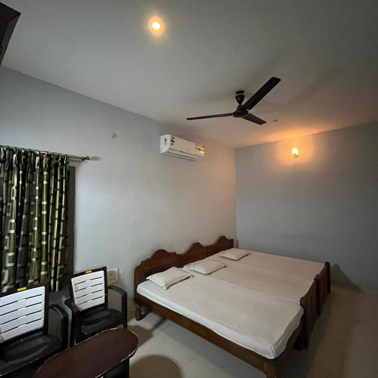 The Alp Hotel มทุราย ภายนอก รูปภาพ