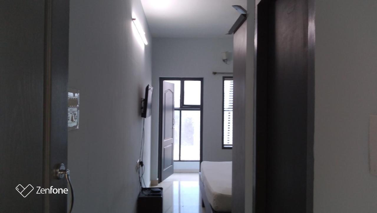 The Alp Hotel มทุราย ภายนอก รูปภาพ